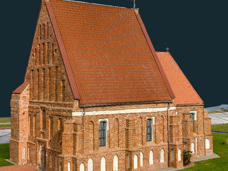 Historische Backsteinkirche mit rotem Dach und gotischer Architektur.