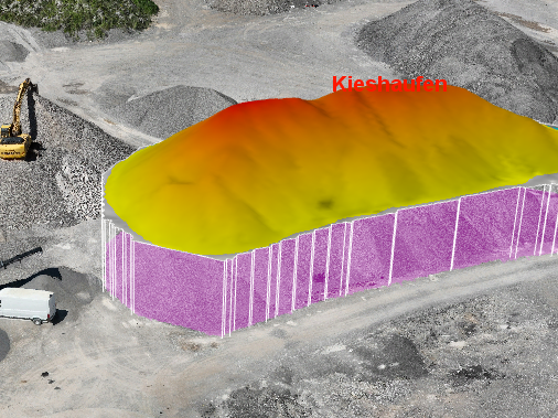 Bunt gefärbter Haufen Material auf einer Baustelle mit Umrandung.
