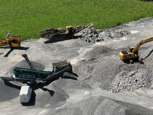 Bunt gefärbter Haufen Material auf einer Baustelle mit Umrandung.