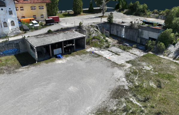 Garage mit Hangmauer