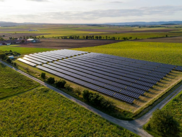 Photovoltaikanlage mit Solarpanels in einer ländlichen Umgebung.